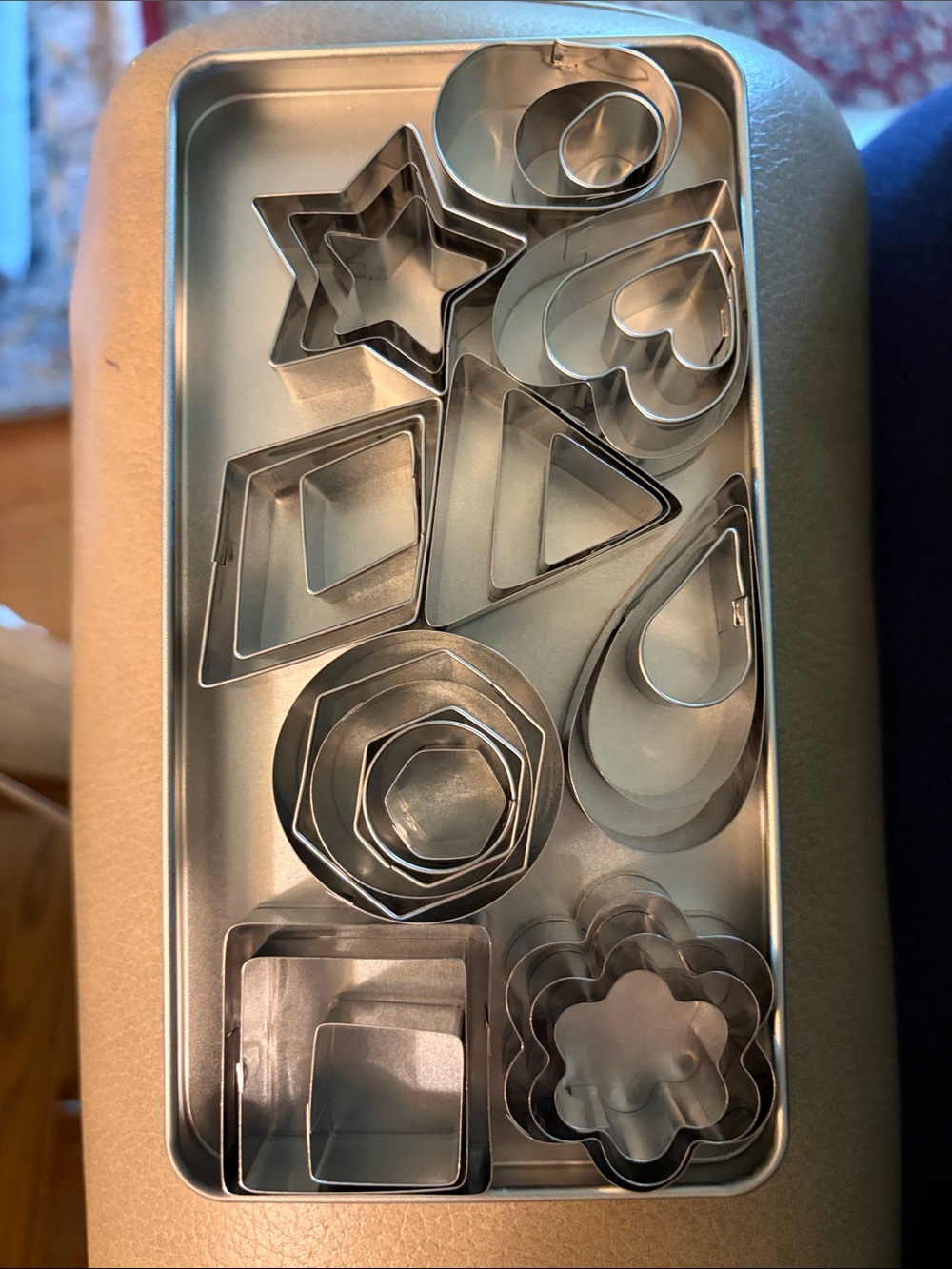 Cookie Cutter Set, Mini- Silver (30) see pictures NEW in tin holder.